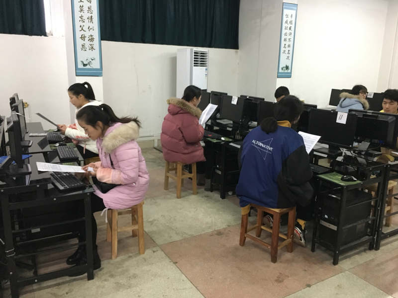 1513561601302050310.png 图二、考生在备测室紧张备测.png